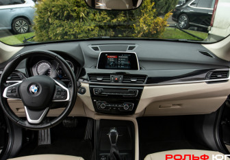 Подержанный автомобиль BMW X1 2018 года (10 фото)