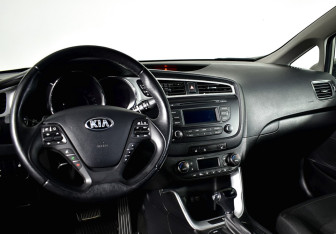 Подержанный автомобиль Kia Ceed Hatchback 2017 года (43 фото)