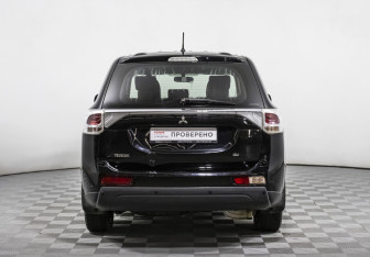 Подержанный автомобиль Mitsubishi Outlander 2012 года (6 фото)