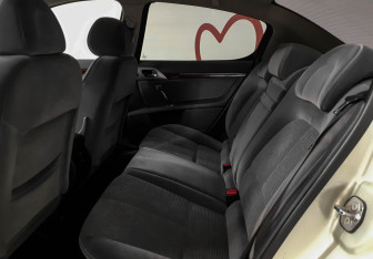 Подержанный автомобиль Peugeot 407 Sedan 2006 года (10 фото)