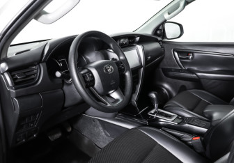 Подержанный автомобиль Toyota Fortuner 2022 года (15 фото)