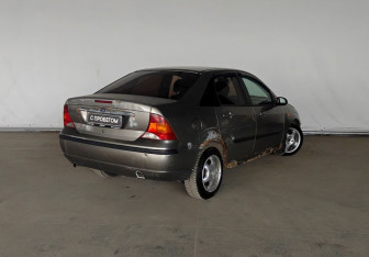 Подержанный автомобиль Ford Focus Sedan 2004 года (6 фото)