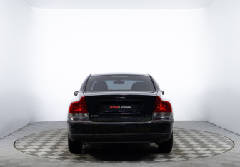 Подержанный автомобиль Volvo S60 2004 года (6 фото)