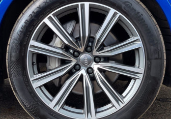 Подержанный автомобиль Audi Q7 2015 года (47 фото)
