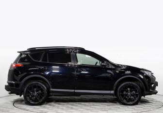 Подержанный автомобиль Toyota RAV4 2018 года (3 фото)