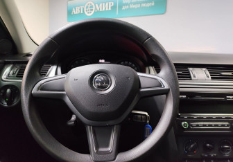 Подержанный автомобиль Skoda Rapid Liftback 2015 года (15 фото)