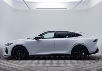 Подержанный автомобиль Changan UNI-V 2023 года (2 фото)