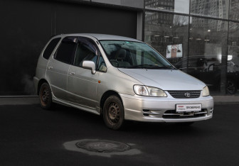 Подержанный автомобиль Toyota Corolla Spacio 2000 года (3 фото)