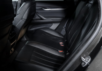 Подержанный автомобиль BMW X6 2016 года (10 фото)