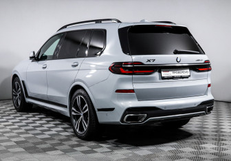 Подержанный автомобиль BMW X7 2022 года (7 фото)