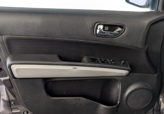 Подержанный автомобиль Nissan X-Trail 2013 года (19 фото)