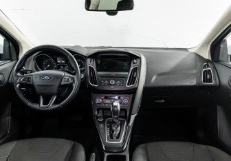 Подержанный автомобиль Ford Focus Hatchback 2017 года (6 фото)