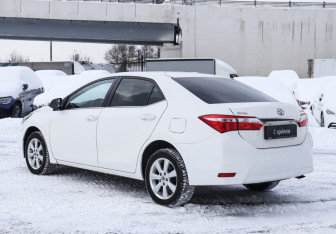 Подержанный автомобиль Toyota Corolla Sedan 2013 года (7 фото)