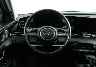 Подержанный автомобиль Hyundai Elantra Sedan 2021 года (8 фото)