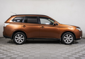 Подержанный автомобиль Mitsubishi Outlander 2012 года (4 фото)