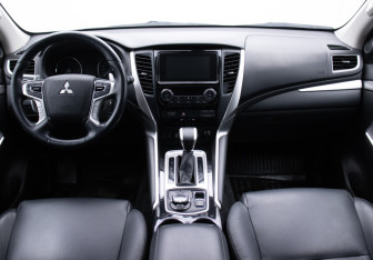 Подержанный автомобиль Mitsubishi Pajero Sport 2019 года (13 фото)