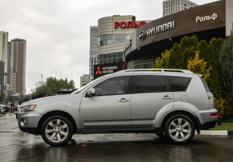 Подержанный автомобиль Mitsubishi Outlander 2009 года (6 фото)