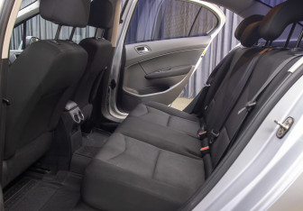 Подержанный автомобиль Peugeot 408 2012 года (12 фото)