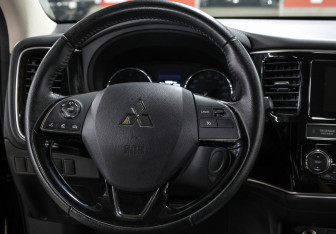 Подержанный автомобиль Mitsubishi Outlander 2019 года (17 фото)