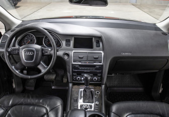 Подержанный автомобиль Audi Q7 2007 года (14 фото)