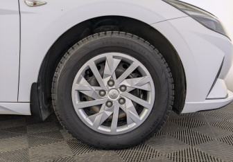 Подержанный автомобиль Hyundai Elantra Sedan 2021 года (12 фото)