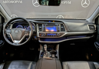 Подержанный автомобиль Toyota Highlander 2018 года (14 фото)