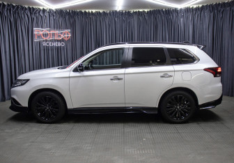 Подержанный автомобиль Mitsubishi Outlander 2022 года (8 фото)