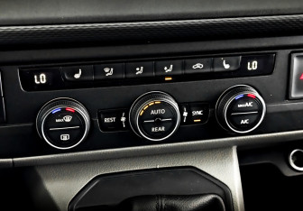 Подержанный автомобиль Volkswagen Caravelle 2020 года (26 фото)