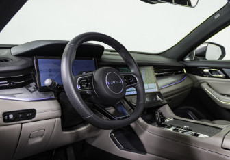 Подержанный автомобиль Lynk&Co 09 2023 года (10 фото)