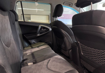 Подержанный автомобиль Toyota RAV4 2011 года (11 фото)