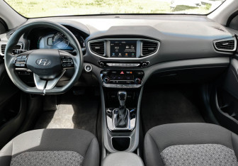 Подержанный автомобиль Hyundai IONIQ 2019 года (12 фото)