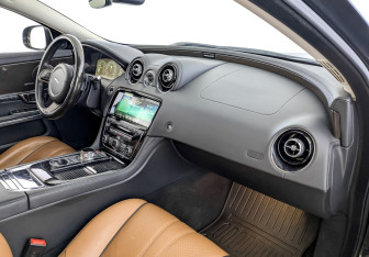 Подержанный автомобиль Jaguar XJ 2019 года (11 фото)