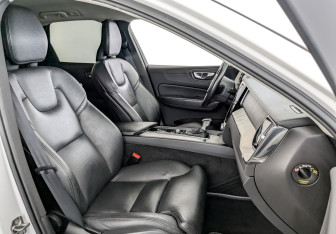 Подержанный автомобиль Volvo XC60 2020 года (25 фото)