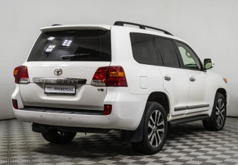 Подержанный автомобиль Toyota Land Cruiser Suv 2012 года (5 фото)