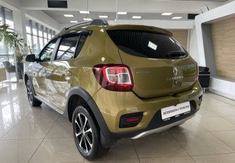 Подержанный автомобиль Renault Sandero 2017 года (7 фото)