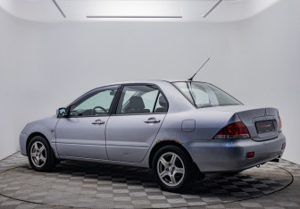 Подержанный автомобиль Mitsubishi Lancer Sedan 2004 года (7 фото)