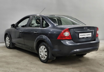 Подержанный автомобиль Ford Focus Sedan 2010 года (7 фото)
