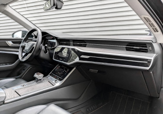 Подержанный автомобиль Audi A6 Sedan 2023 года (10 фото)