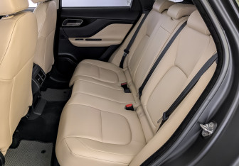 Подержанный автомобиль Jaguar F-Pace 2018 года (12 фото)