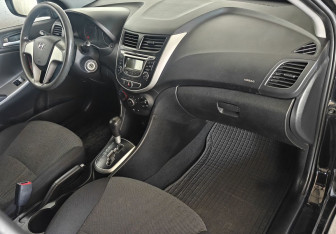 Подержанный автомобиль Hyundai Solaris Hatchback 2013 года (11 фото)