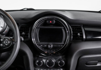 Подержанный автомобиль MINI Hatch 2020 года (13 фото)