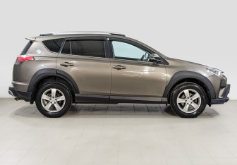 Подержанный автомобиль Toyota RAV4 2018 года (4 фото)
