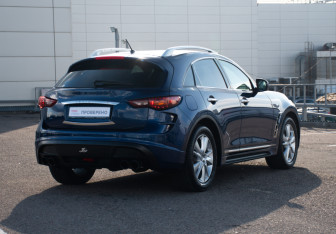 Подержанный автомобиль Infiniti QX70 2016 года (5 фото)