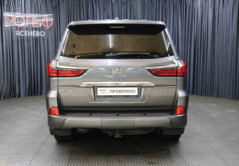 Подержанный автомобиль Lexus LX 2019 года (6 фото)