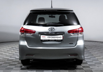 Подержанный автомобиль Toyota Wish Minivan 2010 года (6 фото)