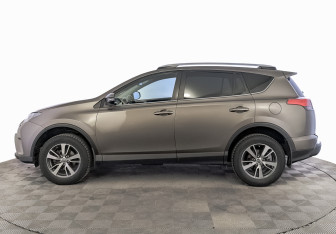 Подержанный автомобиль Toyota RAV4 2016 года (8 фото)