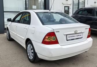 Подержанный автомобиль Toyota Corolla Sedan 2006 года (7 фото)