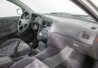 Подержанный автомобиль Toyota Avensis Sedan 1999 года (9 фото)