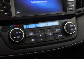 Подержанный автомобиль Toyota RAV4 2017 года (14 фото)