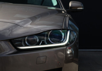 Подержанный автомобиль Jaguar XE 2016 года (25 фото)